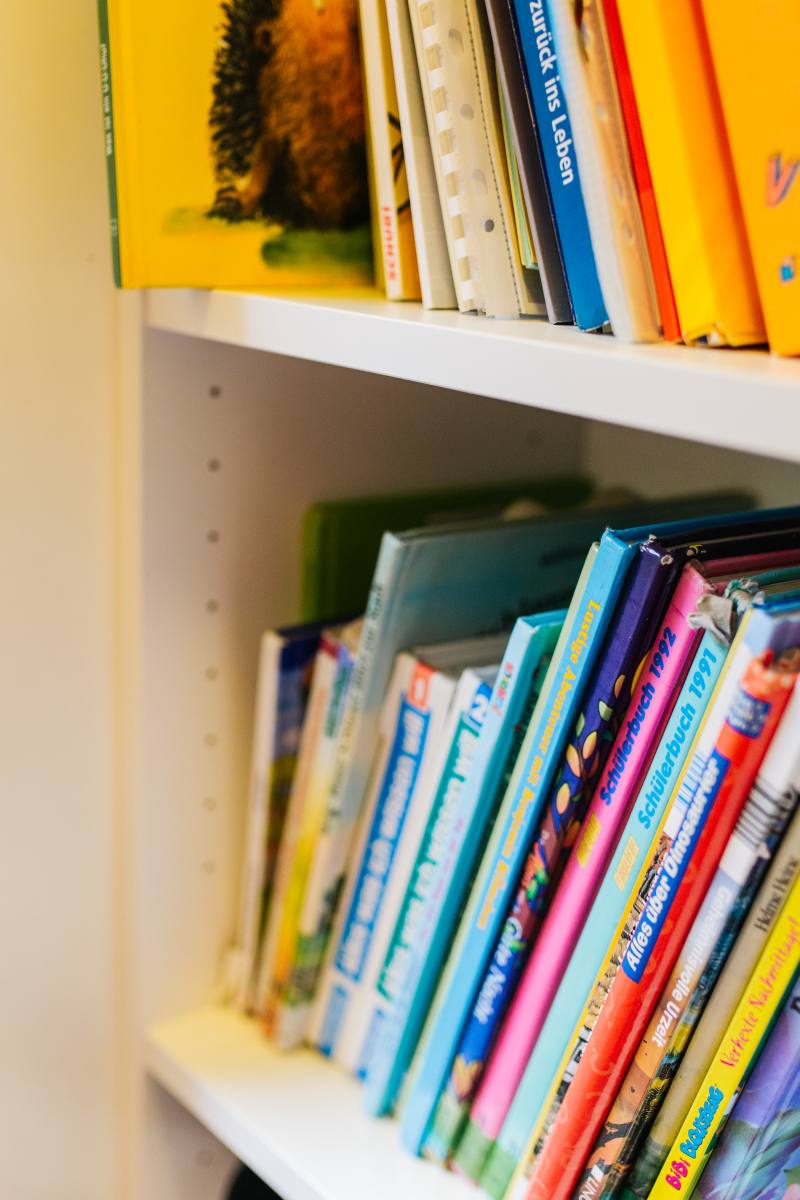 Kinderbücher und Übungsmaterial im Therapieraum von SprechWerk