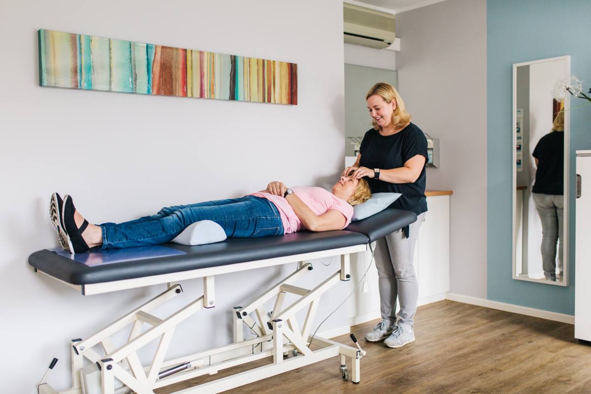 Logopädin behandelt eine Patientin auf der Therapieliege in der Praxis SprechWerk Bocholt