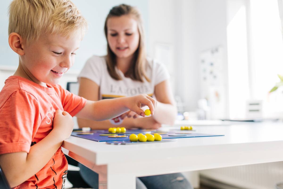 Spielerische Sprachübung mit einer Therapeutin