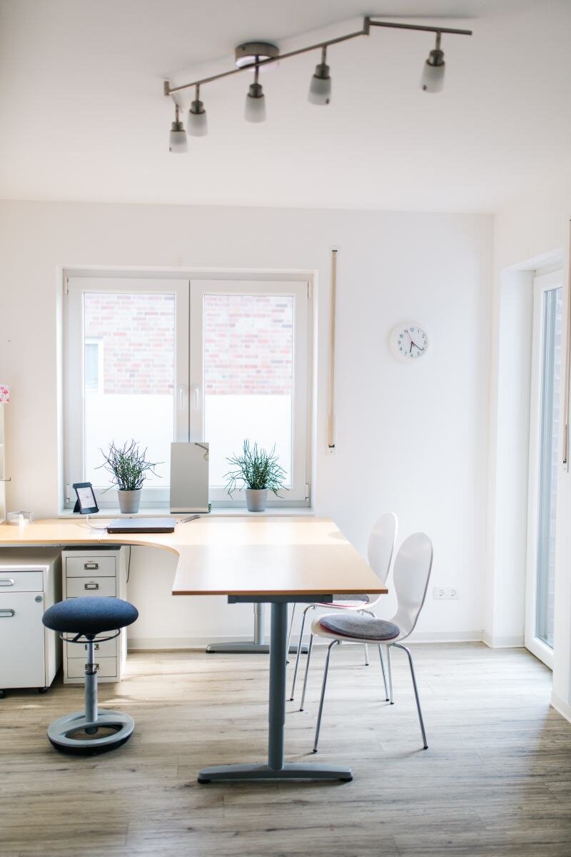 Heller und freundlicher Beratungsraum der Logopädie-Praxis SprechWerk in Biemenhorst mit Schreibtisch, Besucherstühlen und Pflanzen