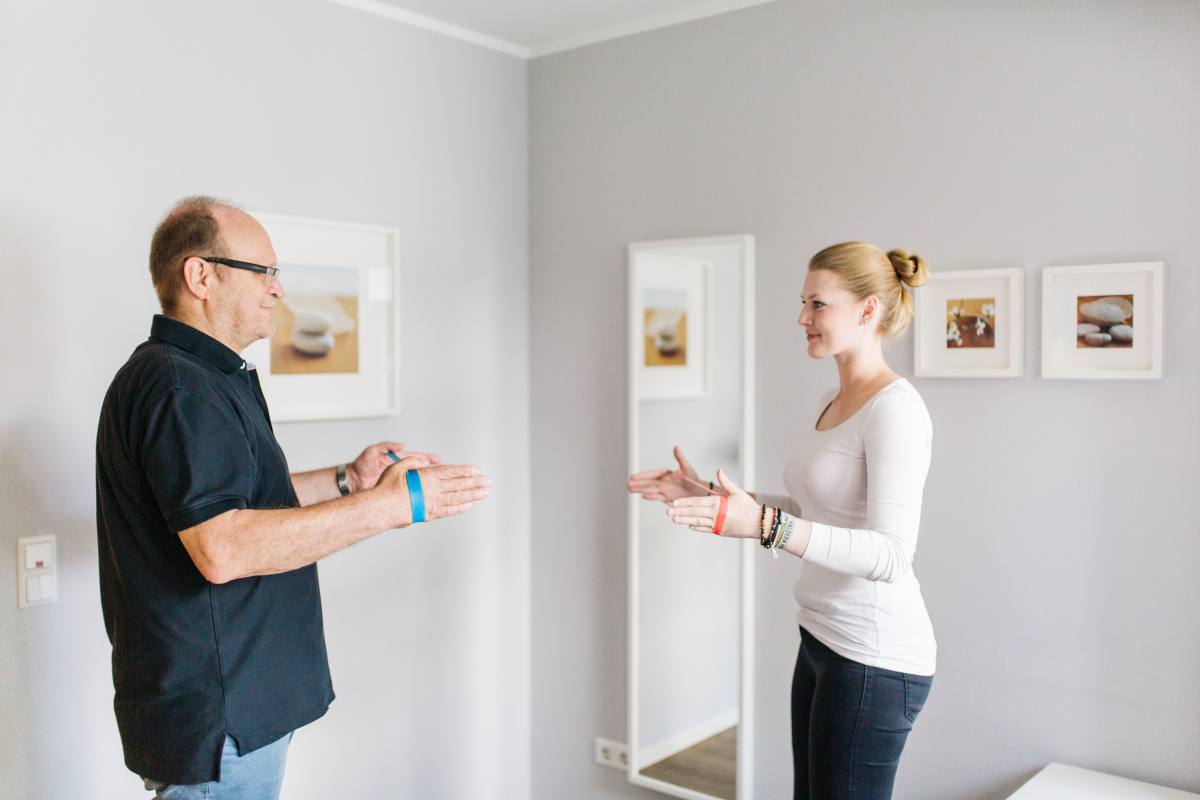 Logopädin im Stotter-Übungsgespräch mit einem erwachsenen Patienten in der Praxis SprechWerk Bocholt