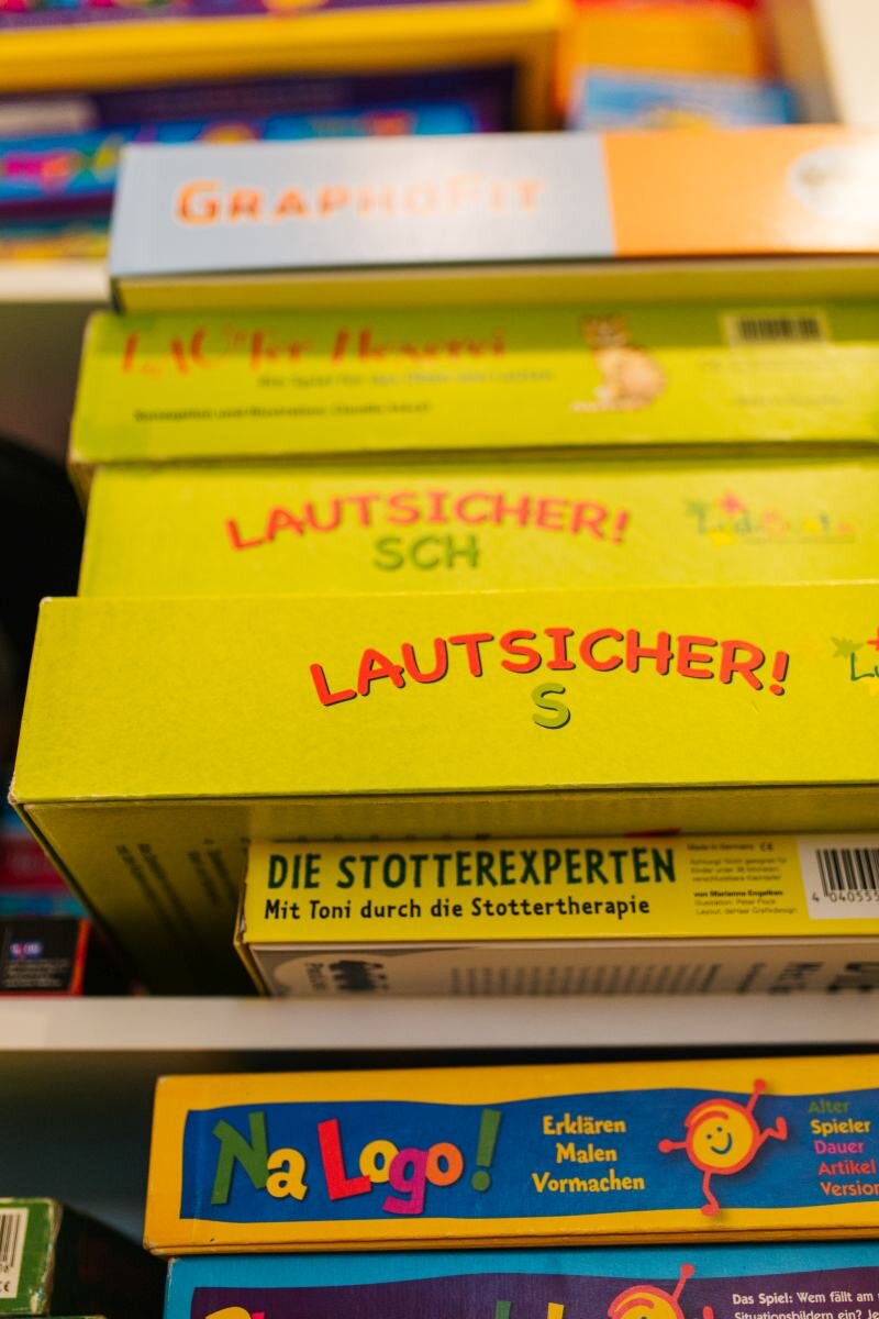 Regal mit bunten Therapiematerialien und Kommunikationshilfen in der Logopädie-Praxis SprechWerk Biemenhorst