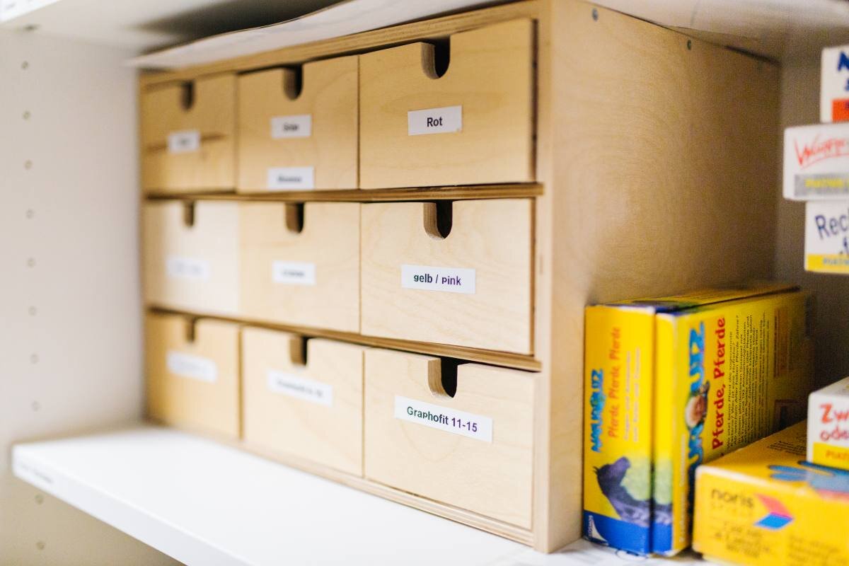 Gemeinsames Spiel mit Holztafel als Teil der Kommunikationsförderung im Therapieraum