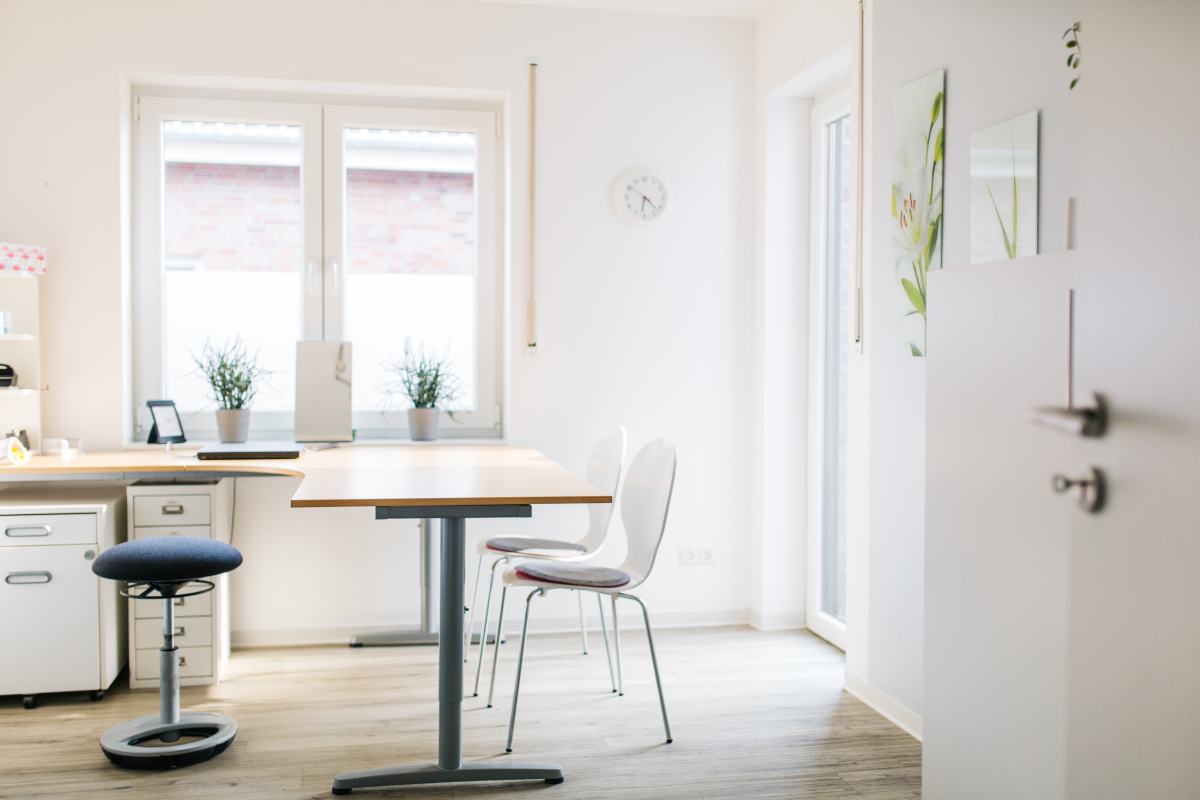 Heller Therapieraum in der SprechWerk-Praxis Biemenhorst