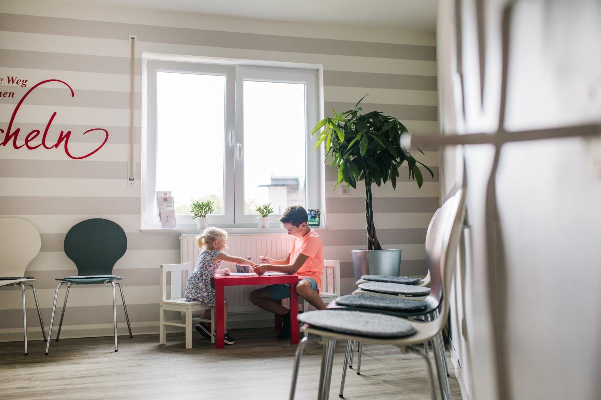 Kindgerechter Wartebereich mit Maltisch