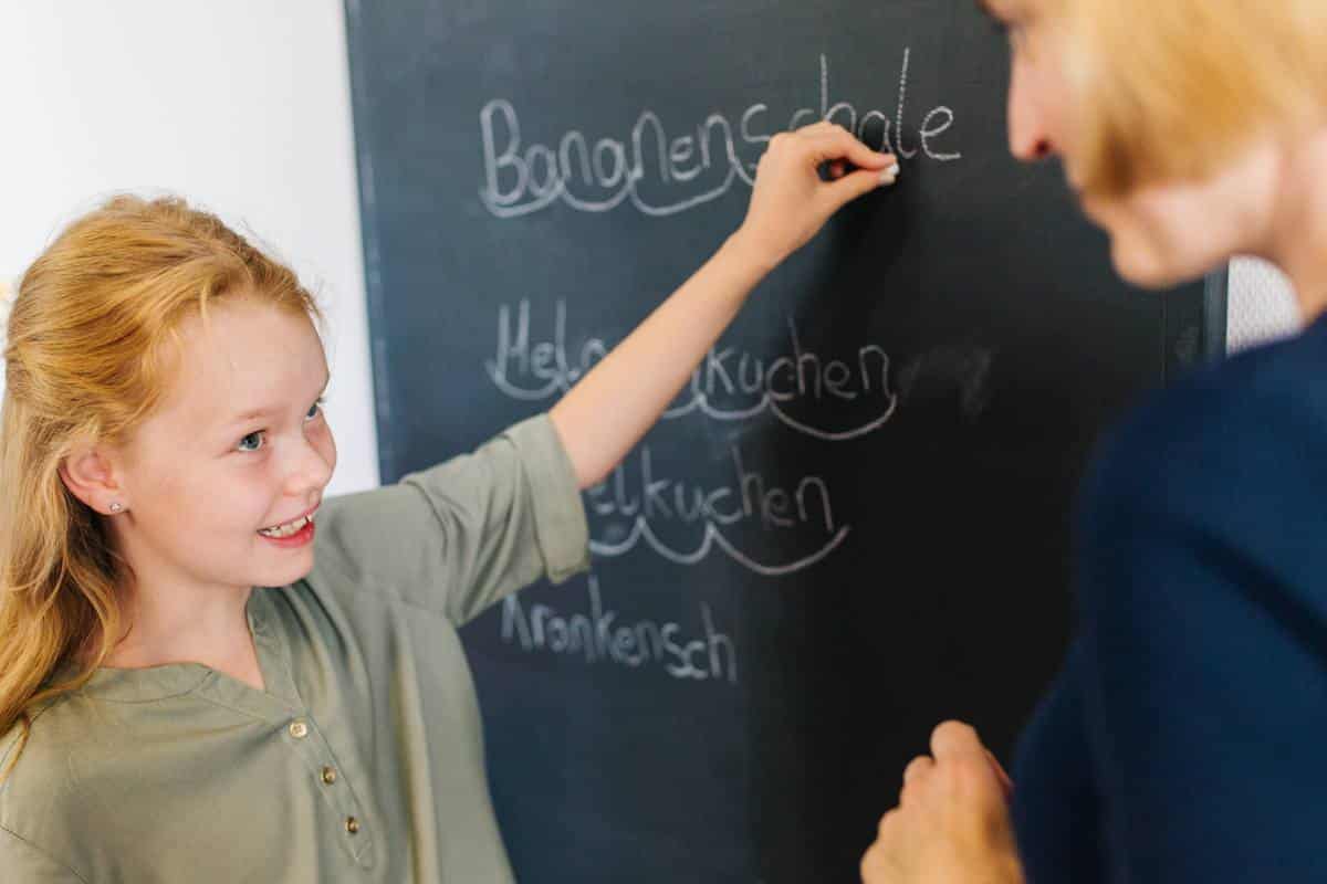 Therapeutin mit Kind an Tafel